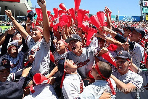 23일 일본 효고현 니시노미야 한신 고시엔구장에서 열린 일본 전국 고교야구선수권대회(고시엔) 결승전 교토국제고와 간토다이이치고 경기. 2-1 승리를 거두고 우승을 차지한 일본 내 한국계 민족학교인 교토국제고 재학생들이 관중석에서 기쁨을 나누고 있다.  [니시노미야[일본]=연합뉴스]